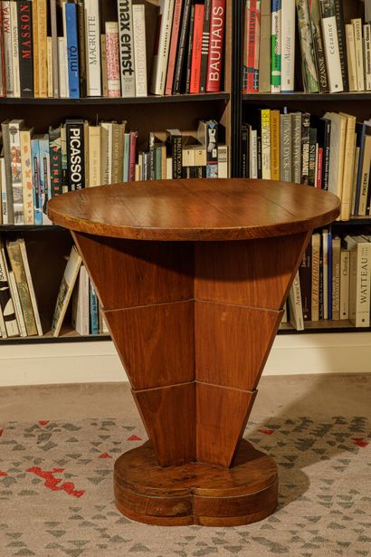 null FRENCH WORK CIRCA 1930

Varnished walnut pedestal table with circular top, stepped...