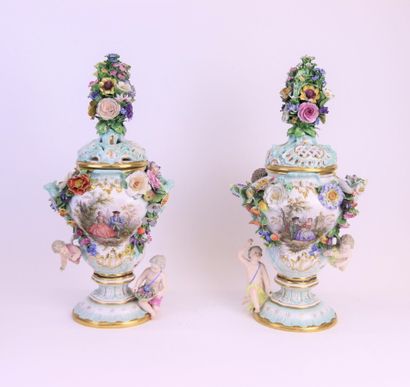 MEISSEN, fin XIXe siècle

Paire de vases-...