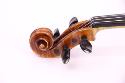 null 
Beau violon italien de Bologne portant l'étiquette originale "Ezia Di Labio"...