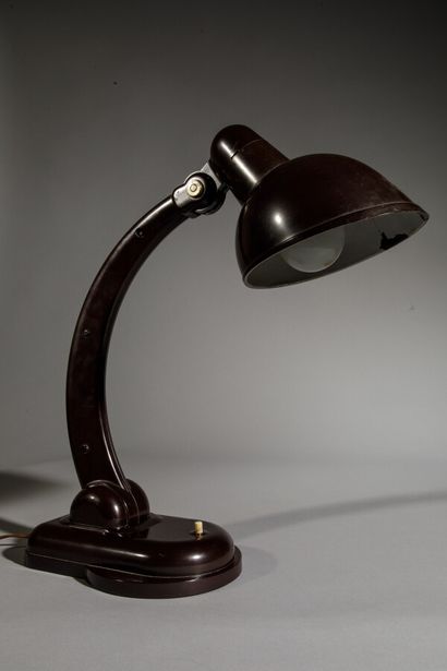 null CHRISTIAN DELL (1893-1974)

Swivel lamp model " Sigma " in brown bakelite. 

Edition...