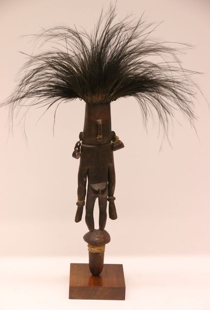 null PAPUA NEW GUINEA - ASMAT

Biwat flute stopper, casoar feather hat, tortoiseshell...