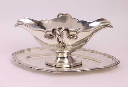 null Gravy boat and its adherent silver tray with contoured nets, leafy handles.

Minerve...