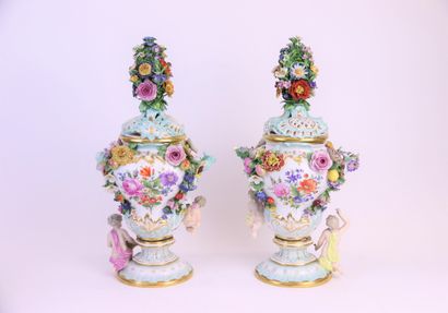 null MEISSEN, late 19th century

Pair of porcelain vases-pots-pourris decorated with...