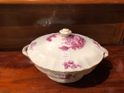 null 
BERNARDAUD. Service "Vincennes" in porcelain, reproduction in purple cameo...