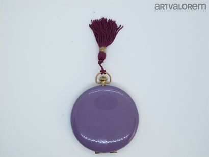 null CARMONT (year 1950)

Luxurious plum lacquered brass powder case featuring a...