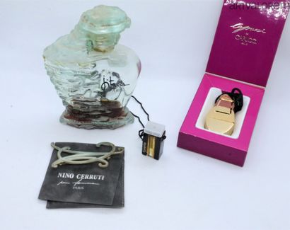 null Various perfumers (1990s)

Lot including a Nino Cerutti advertising brooch in...