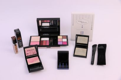null Givenchy - (years 2010)

Set including a large palette of complete make-up containing...