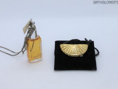 null Karl Lagerfeld 

Presented in their box are two perfume pendants "KL" and "Lagerfeld...