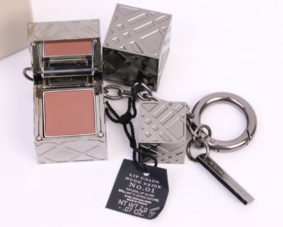 null Burberry - "Lip Charm" - (years 2010)

Jewel of bag or key ring in metal composed...