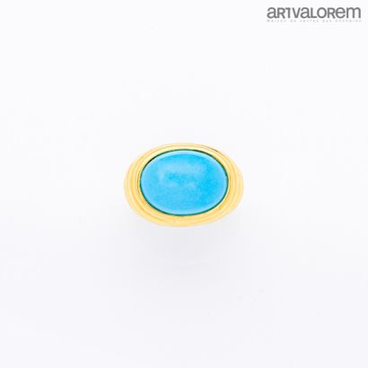 null Bague chevalière en or jaune 750°/°° ornée d'un cabochon de turquoise en serti...