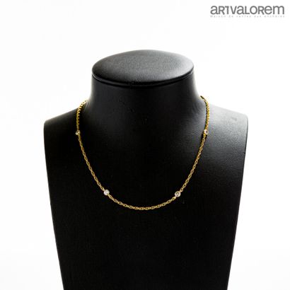 null Collier chaîne en or jaune 750°/°° ponctuée de diamants taille brillant en serti...