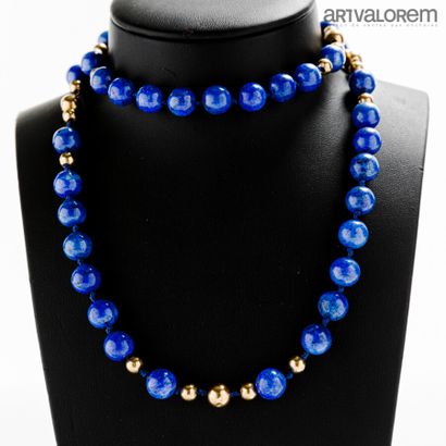 null Collier composé de perles de lapis lazuli teint et de perles d'or jaune 585°/°°.

L....