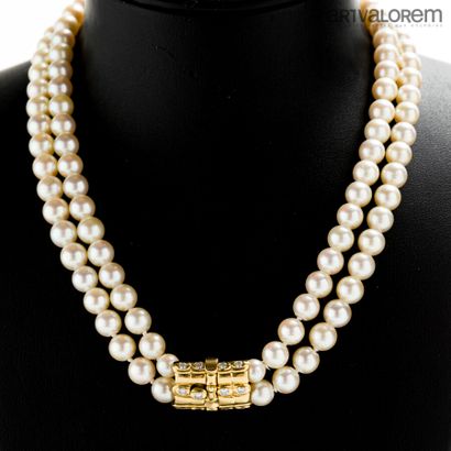 null Collier composé de 2 rangs de perles de culture , orné d'un motif rehaussé d'une...