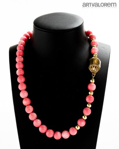 null Collier composé de trente-sept perles de corail rose et de dix perles en or...