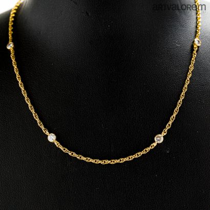 null Collier chaîne en or jaune 750°/°° ponctuée de diamants taille brillant en serti...