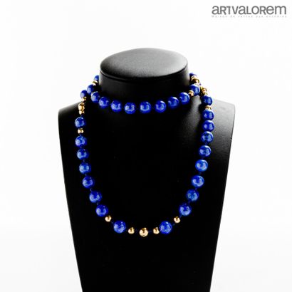 null Collier composé de perles de lapis lazuli teint et de perles d'or jaune 585°/°°.

L....