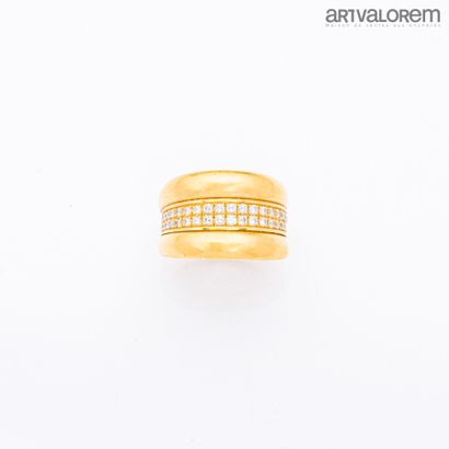 null CHOPARD

Bague jonc en or jaune 750°/°° pavée de deux rangs de diamants taille...