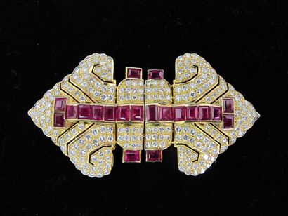 null Broche double clips en or jaune 385°/°° à décor géométrique pavée de diamants...