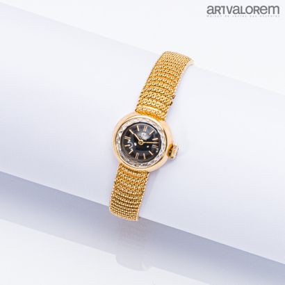 null OMEGA

Montre bracelet de dame en or jaune 750°/°° , cadran noir à index bâtons,...