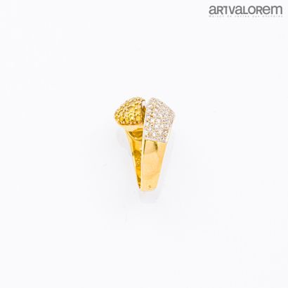 null Bague en or jaune 750°/°° (18k) de forme asymétrique pavée de diamants taille...