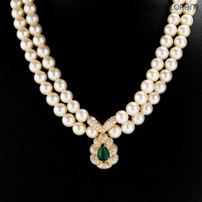 null Collier composé de 2 rangs de perles de culture , orné d'un motif rehaussé d'une...