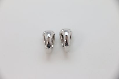 null PIAGET

Paire de boucles d'oreilles percées modèle "coeurs" en or gris 750°/°°...