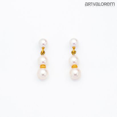 null Paire de pendants d'oreilles percées en or jaune 750°/°° ornés de trois perles...