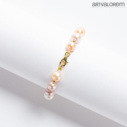 null Bracelet en or jaune 750°/°° orné de perles de culture à lustre rose, blanc...