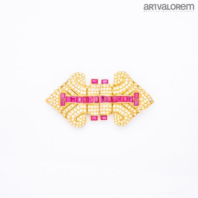 null Broche double clips en or jaune 385°/°° à décor géométrique pavée de diamants...