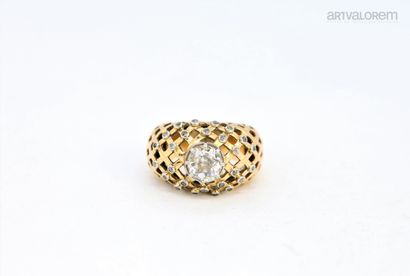 null Bague dôme en or jaune 750°/°° et platine 850°/°° , l'anneau à décor ajouré...