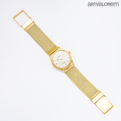 null VACHERON CONSTANTIN Genève, vers 1950

Montre bracelet d'homme en or jaune 750°/°°...