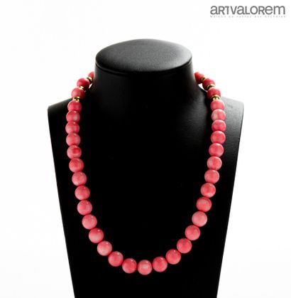 null Collier composé de trente-sept perles de corail rose et de dix perles en or...