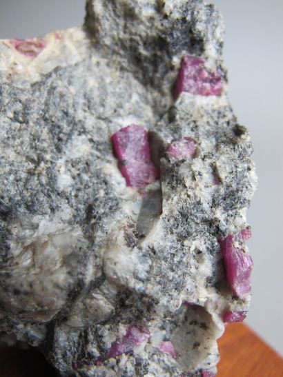 null Rubis brut dans roche de Calcite d'Inde

H. 12 cm

Sur socle en bois