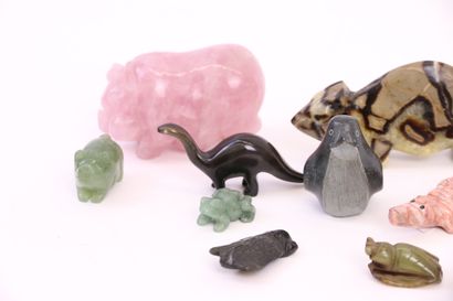 null Douze animaux en pierre dure : cochon en quartz rose (pied recollé) , pingouin...