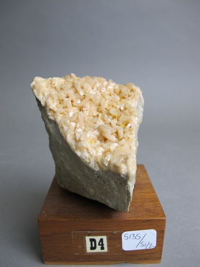 null Cristaux de Calcite brune du Mexique. 

H. 9cm

Sur socle en bois

Cristaux...