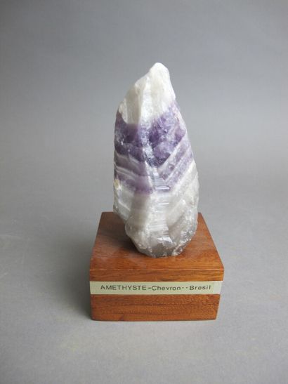 null Herringbone Amethyst Crystal from Brazil

H. 12,5 cm 

We're joining an amethyst...