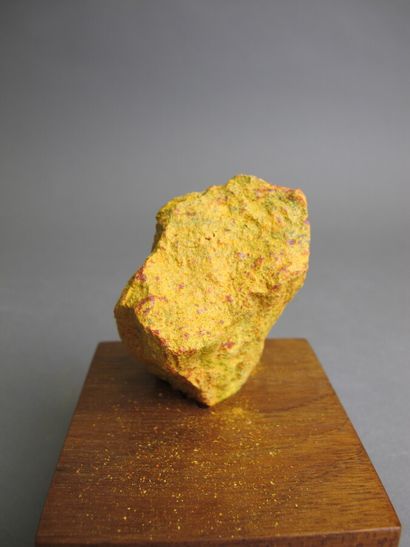 null Orpiment on gangue piece rock 

H. 8.5 cm

On wooden base