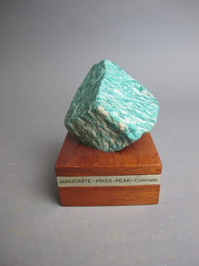 null Deux fragments d'Amazonites l'une du Brésil et l'autre de Pikes-Peak au Colorado

H....