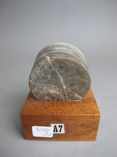 null Quatre fragments de carottage:

Marbre à serpentine (accident au marbre)

Granite...