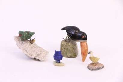 null Quatre oiseaux sculptés sur socle en quartz: hibou en lapis lazuli, oiseau en...