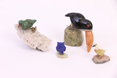 null Quatre oiseaux sculptés sur socle en quartz: hibou en lapis lazuli, oiseau en...