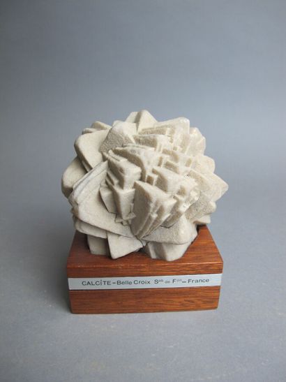 null Two Calcite roses from Belle Croix (France)

H. 10 and 12 cm

On wooden bas...