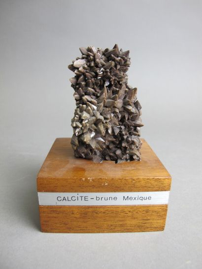 null Cristaux de Calcite brune du Mexique. 

H. 9cm

Sur socle en bois

Cristaux...