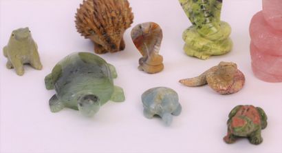 null Dix animaux en pierre dure: serpent en jaspe et quartz rose, grenouille en unakite...