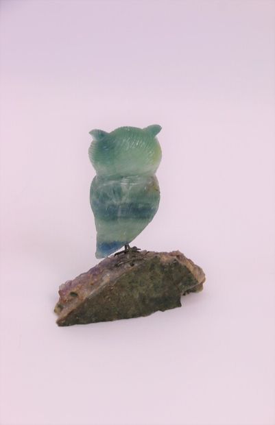 null 
Deux animaux en fluorite représentant un hibou reposant sur un cristal d'améthyste...