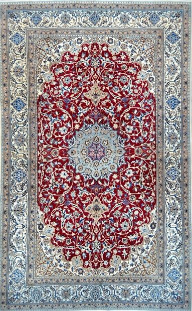 null Important Dwarf (Iran) around 1980. 

Quality silky lambswool velvet, flowers...