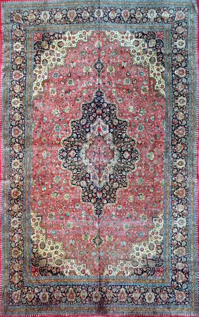 null Exceptional and very important Silk Ghum (Iran) around 1980.

Silk velvet on...
