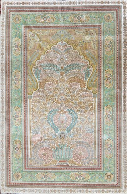 null Large and fine Hereke silk sino around 1980. 

Silk velvet on silk foundation.

Carpet...