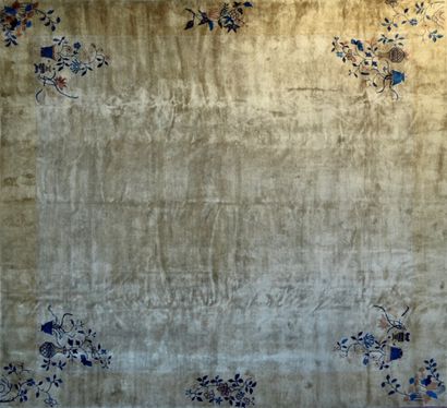 null Important carpet China Beijing end of the 19th century.

Wool velvet on cotton...
