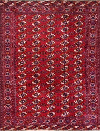 null Russian Grand Tekke Bukhara around 1930/1940.

Wool velvet on wool foundations.

Ruby...